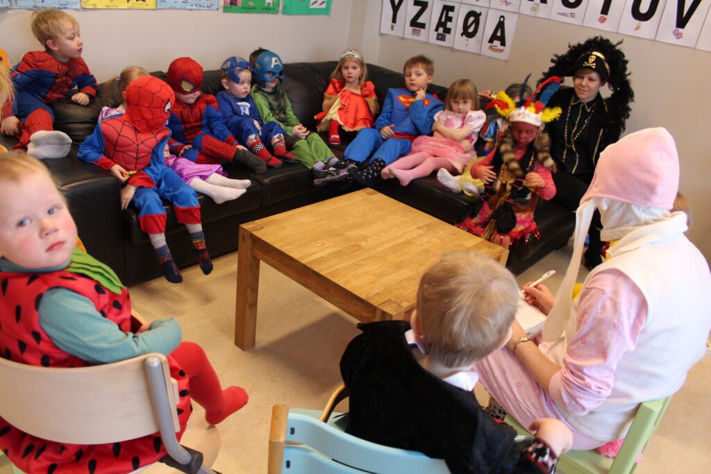 Mindre barnekull fører til folketallsnedgangen i Vardø. Fra karneval i Sentrum barnehage i 2013. Foto: Østhavet.
