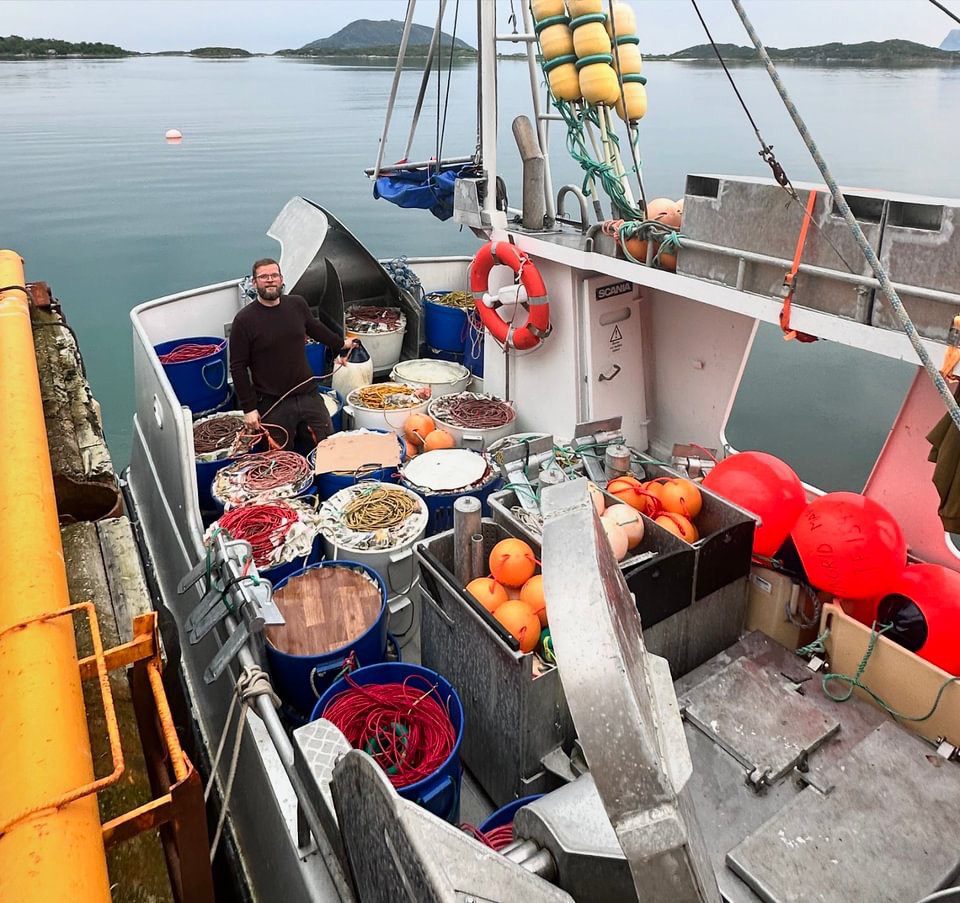 Ungdommer må fortsatt holde seg med maksimalt en stamp for hver tur. På bildet viser Espen Robertsen frem egnestamper klar til blåkveitefiske. Foto: Privat.