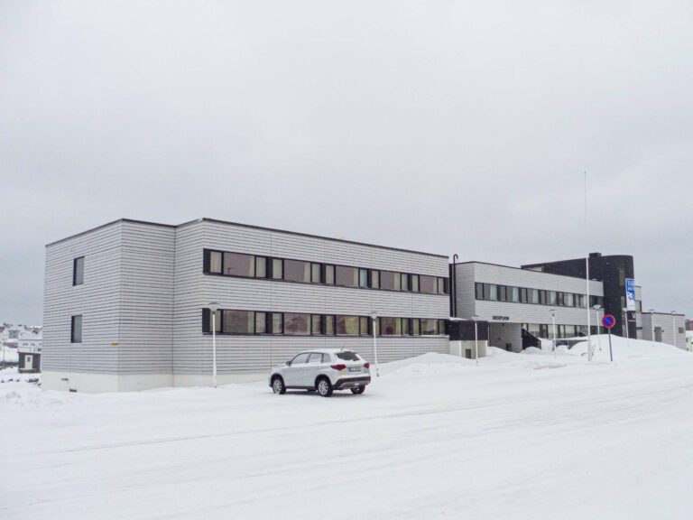 Hotellet i Vardø er blitt 50 år. Kjært barn har mange navn. Vi gjennomgår hvilke navn og eiere byens fremste overnattingssted har hatt denne tiden. Foto: Østhavet.