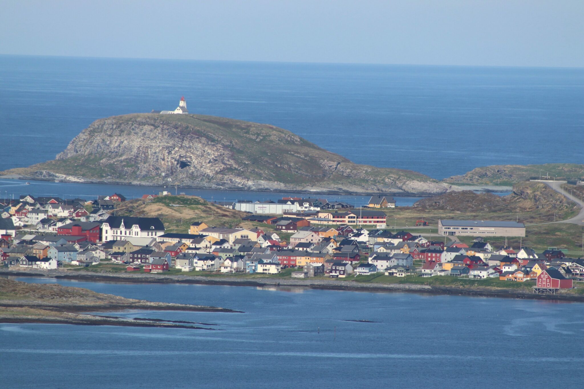 Vardøya ved Østervågen i midten av bildet og Hornøya i bakgrunnen. Arkivfoto: Jan S. Krogh.
