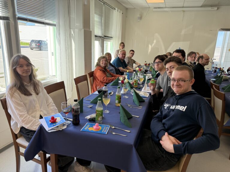 Avgangselever ved Vardø videregående skole var samlet til en hyggelig sammenkomst etter eksamen. Alle foto (der annet ikke er angitt): Anastasiia Frolova.