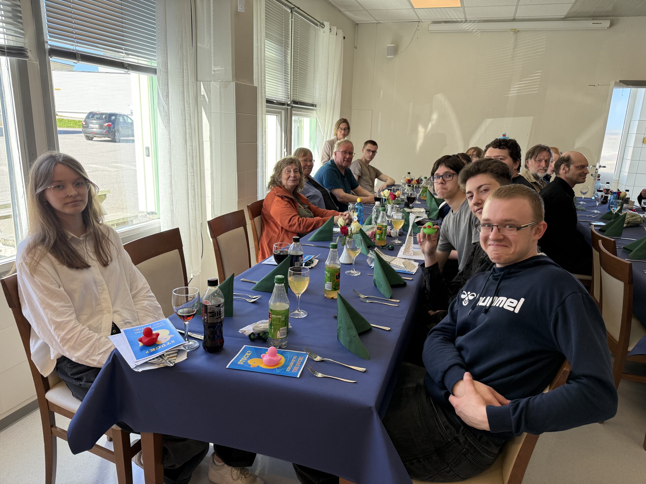 Avgangselever ved Vardø videregående skole var samlet til en hyggelig sammenkomst etter eksamen. Alle foto (der annet ikke er angitt): Anastasiia Frolova.