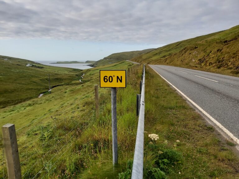 Breddegraden er markert langs vegen på Shetland. Foto: Jan S. Krogh.