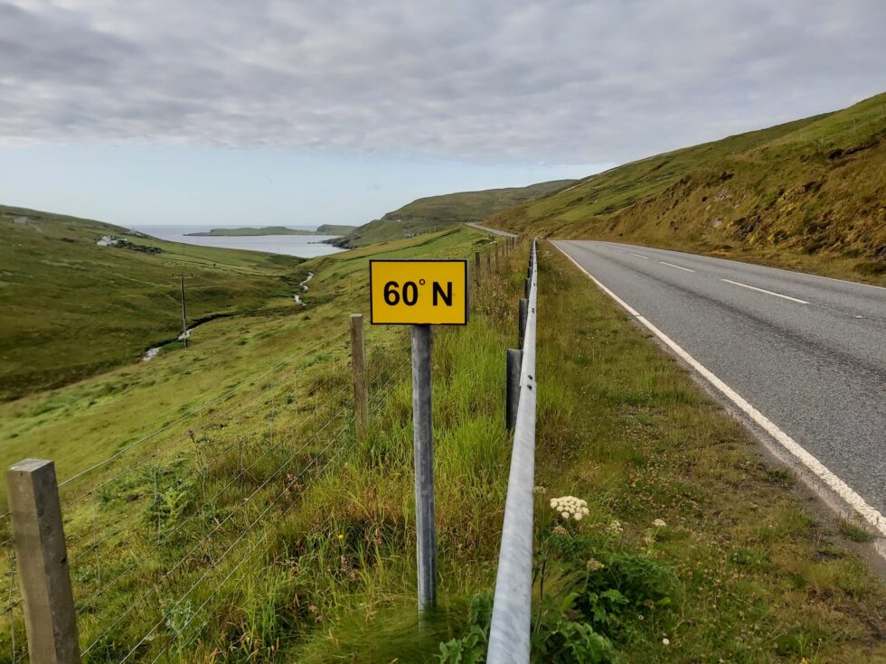 Breddegraden er markert langs vegen på Shetland. Foto: Jan S. Krogh.