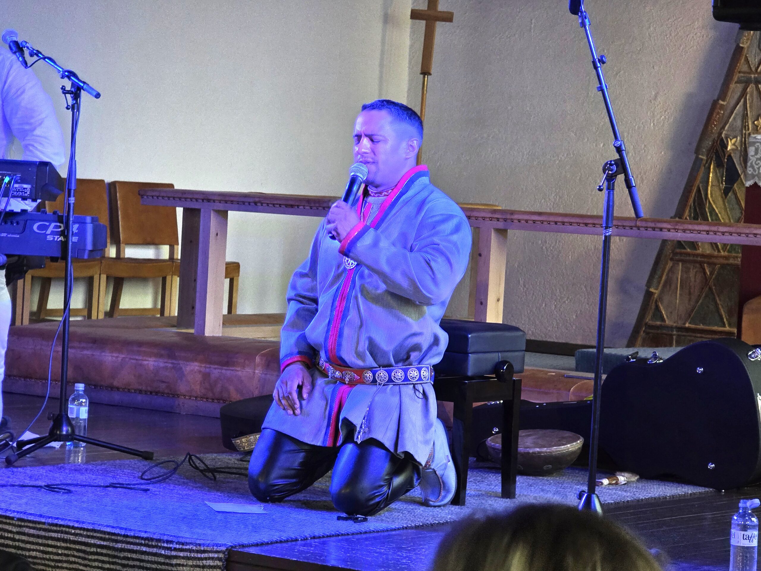 Magisk stemning i Vardø kirke da Jon Henrik Fjällgren fremførte sin musikk. Alle foto: Jan S. Krogh.