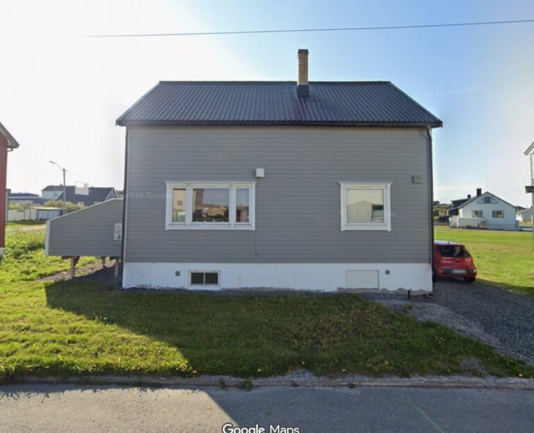 Eiendom i Vardø som har skiftet eier. Foto: Google Maps.