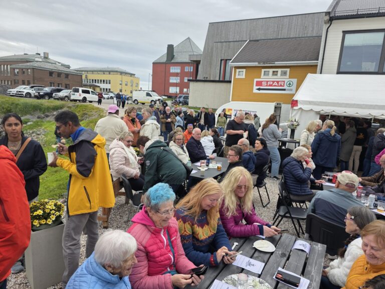 Mange hadde samlet seg ved Sjøkanten for åpningen av årets pomorfestival. Alle foto: Jan S. Krogh.