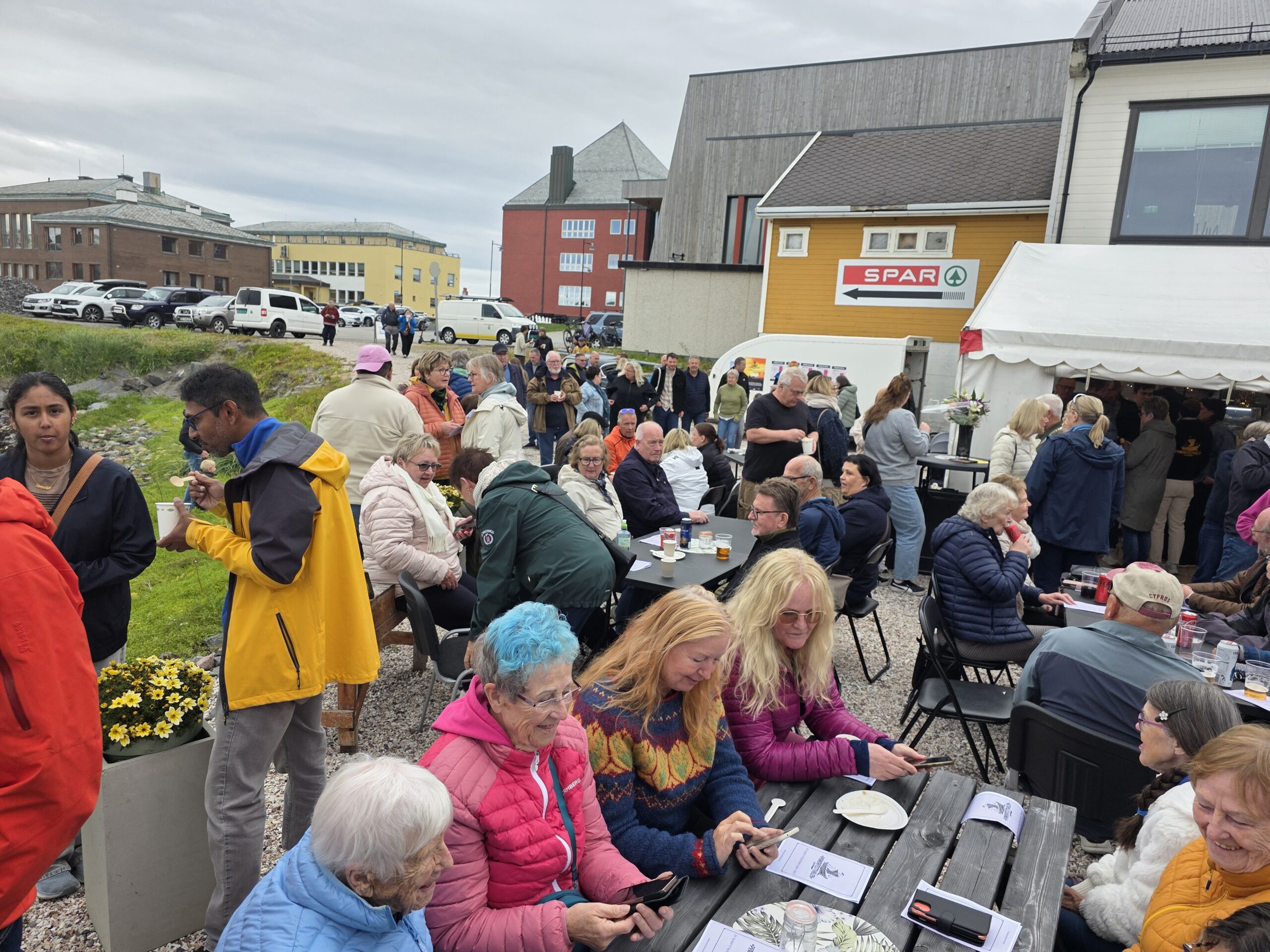 Mange hadde samlet seg ved Sjøkanten for åpningen av årets pomorfestival. Alle foto: Jan S. Krogh.