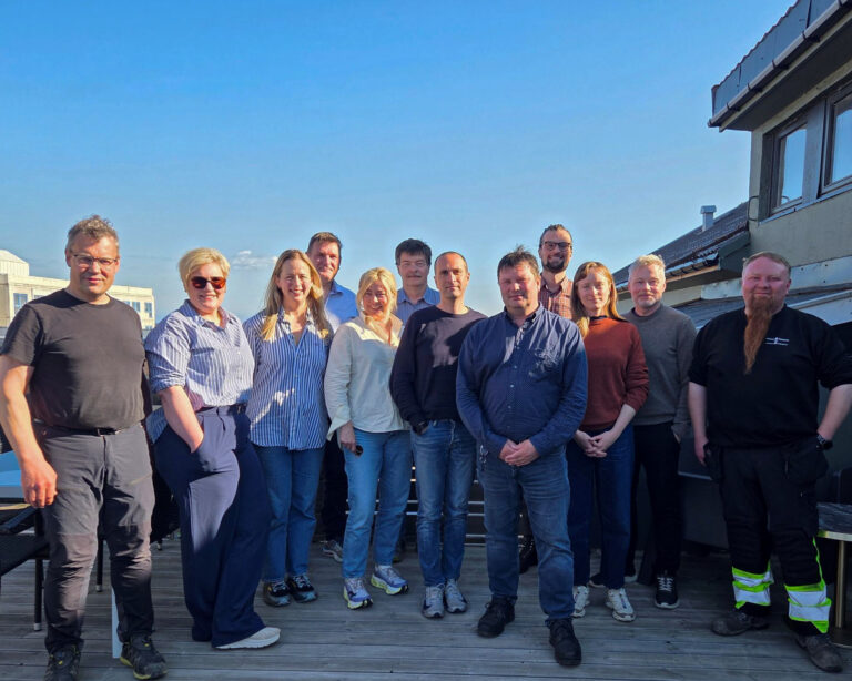 Fra oppstartsmøte i Vadsø i juni: (Fra v.) Asbjørn Daugaard – Finnmark entreprenør, Ragnhild Daugaard – Finnmark entreprenør, Kari Vikan – Kappland arkitekter, Tor Benjaminsen – Størksen, Fredrikke Finne Seip – Kappland arkitekter, Rune Inge Aas Larsen – Statens Vegvesen, Felice Allievi – Degree of Freedom, Rune Aslaksen – Vadsø kommune, Fredrik Fløgstad – Statens Vegvesen, Annesofie Milner – BOGL, Kjell Arne Jøndal Steine – Statens Vegvesen og Robin Hansen – Finnmark entreprenør. Foto: Statens vegvesen.