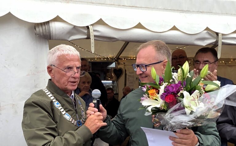 Varaordfører Hermod Larsen overrakte kulturprisen for 2025 til leder Tom Olav Mentzen i Kiberg bygdelag. Alle foto: Jan S. Krogh.