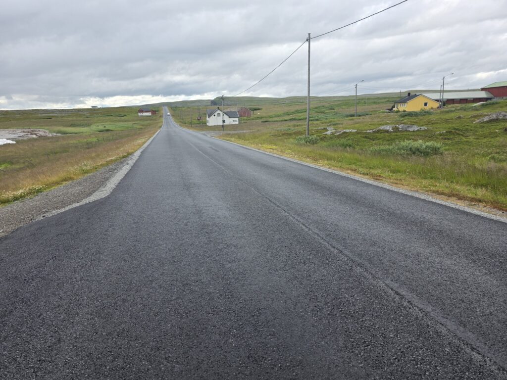 Kramvik har fått helt ny asfalt. Foto: Jan S. Krogh.