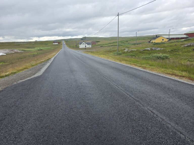 Kramvik har fått helt ny asfalt. Foto: Jan S. Krogh.