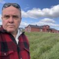 Torgrim Halvari foran barndomshjemmet i Indre Kiberg. Foto: Privat.