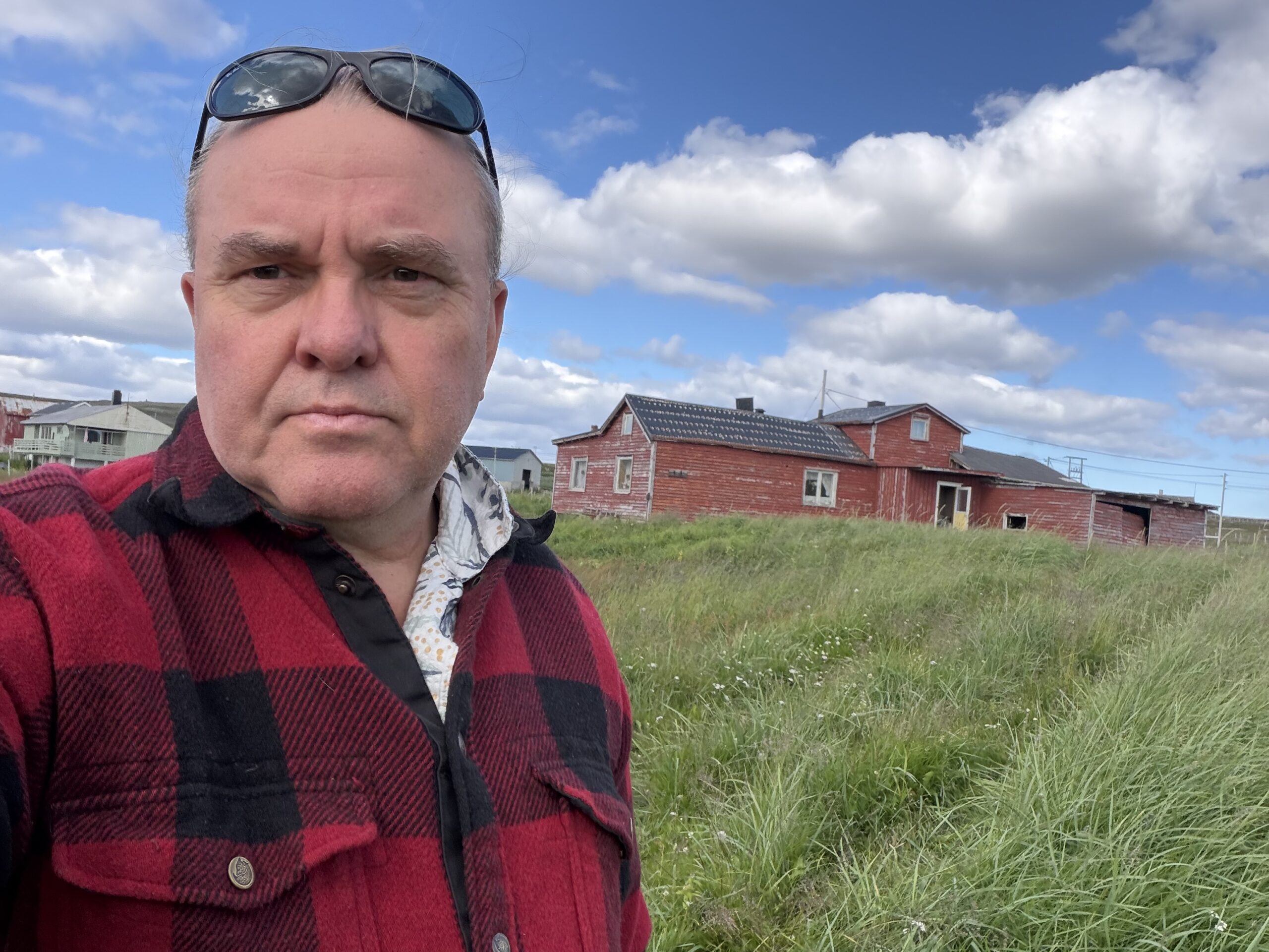 Torgrim Halvari foran barndomshjemmet i Indre Kiberg. Foto: Privat.