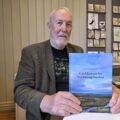 Etter at Ulf Thyrhaugs bokpresentasjon er over, finner vi forfatteren sitte og signere boken sin. Hver tredje som kom til Thyrhaugs foredrag denne dagen forlot Vardø museum etter å ha kjøpt boka hans. Ulf Thyrhaug har bakgrunn som lærer. Det er som pensjonist han har funnet tid til å grave i gårdshistorien for Svartnes og Smelror. Vi får ham til å fortelle om hvordan bokprosjektet begynte. – Det var i 2020 at Thorleif Isaksen, Trygg Olsen og jeg satt hjemme hos meg på Svartnes idéen ble unnfanget. Dette var livet mitt i fem år. Jeg har i det hele kost meg, oppsummerer Ulf. Thorleif skulle samle inn fotografier, mens han skulle ta meg av det skriftlige. Ulf legger ikke skjul på at det var utfordrende å få tak i bilder fra bygdene. Lovnader ble ikke fulgt opp. Dette nevnte Ulf også syrlig i sitt foredrag. Særlig savner forfatteren bilder fra Svartnes før krigen. Der har han kun ett bilde selv, men flere tatt etter krigen. Han tror bilder finnes hos familier som flyttet og tok bildene med seg. Så spør vi hva han sitter igjen med av inntrykk etter at produktet er levert. Tragedier – Det var mye som var nytt for meg. Tragedier som egentlig ikke overrasket. Men at så mange druknet ga refleksjoner. På Svartnes druknet tippoldefaren min da han var gift med ei enke, der hennes første mann også hadde omkommet som følge av drukning, forteller Thyrhaug. Han forteller om et annet tilfelle der seks karer fra Smelror og to fra Svartnes hadde vært på fest i Vardø. På veg hjem omkom alle sammen. Den sterke strømmen i Bussesundet i kombinasjon med dårlig vær og alkohol i kroppen, førte til en tragedie for de to fastlandsgårdene. – Tragedien har berørt mange siden de alle var unge familiefedre. Det var tøft, sier Ulf. Den vanskeligste delen av arbeidet var å lese de gamle håndskrevne protokollene. Dette fikk han hjelp til av museet. Men på noen punkter slet selv de, forteller han. Forfatteren er takknemlig for betydelig korrektur og tekstveiledning fra konservator Isa Maline Isene. Ulf Thyrhaug har vært inne på tanken om å skrive gårdshistorien for Persfjord og Sandfjord, men synes det blir vanskelig uten matrikkelkart. Forøvrig skal en utflyttet vardøværing jobbe med gårdshistorien for Kiberg. Sjefen for Vardø museum gir honnør for arbeidet som nå er sluttført. – Det er en formidabel mengde informasjon som er dokumentert. Vi er veldig takknemlige for Ulf Thyrhaugs innsats. Vi vil gjøre det vi kan for å få dette formidlet best mulig, sier Inger Lene Nyttingnes avslutningsvis.