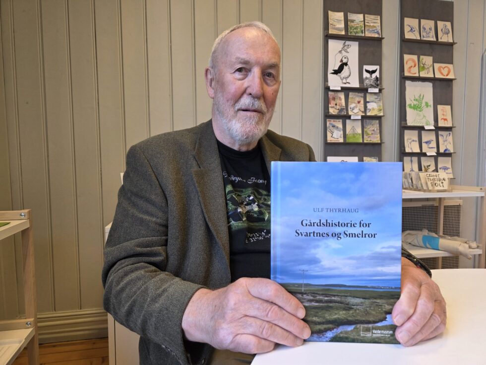 Etter at Ulf Thyrhaugs bokpresentasjon er over, finner vi forfatteren sitte og signere boken sin. Hver tredje som kom til Thyrhaugs foredrag denne dagen forlot Vardø museum etter å ha kjøpt boka hans. Ulf Thyrhaug har bakgrunn som lærer. Det er som pensjonist han har funnet tid til å grave i gårdshistorien for Svartnes og Smelror. Vi får ham til å fortelle om hvordan bokprosjektet begynte. – Det var i 2020 at Thorleif Isaksen, Trygg Olsen og jeg satt hjemme hos meg på Svartnes idéen ble unnfanget. Dette var livet mitt i fem år. Jeg har i det hele kost meg, oppsummerer Ulf. Thorleif skulle samle inn fotografier, mens han skulle ta meg av det skriftlige. Ulf legger ikke skjul på at det var utfordrende å få tak i bilder fra bygdene. Lovnader ble ikke fulgt opp. Dette nevnte Ulf også syrlig i sitt foredrag. Særlig savner forfatteren bilder fra Svartnes før krigen. Der har han kun ett bilde selv, men flere tatt etter krigen. Han tror bilder finnes hos familier som flyttet og tok bildene med seg. Så spør vi hva han sitter igjen med av inntrykk etter at produktet er levert. Tragedier – Det var mye som var nytt for meg. Tragedier som egentlig ikke overrasket. Men at så mange druknet ga refleksjoner. På Svartnes druknet tippoldefaren min da han var gift med ei enke, der hennes første mann også hadde omkommet som følge av drukning, forteller Thyrhaug. Han forteller om et annet tilfelle der seks karer fra Smelror og to fra Svartnes hadde vært på fest i Vardø. På veg hjem omkom alle sammen. Den sterke strømmen i Bussesundet i kombinasjon med dårlig vær og alkohol i kroppen, førte til en tragedie for de to fastlandsgårdene. – Tragedien har berørt mange siden de alle var unge familiefedre. Det var tøft, sier Ulf. Den vanskeligste delen av arbeidet var å lese de gamle håndskrevne protokollene. Dette fikk han hjelp til av museet. Men på noen punkter slet selv de, forteller han. Forfatteren er takknemlig for betydelig korrektur og tekstveiledning fra konservator Isa Maline Isene. Ulf Thyrhaug har vært inne på tanken om å skrive gårdshistorien for Persfjord og Sandfjord, men synes det blir vanskelig uten matrikkelkart. Forøvrig skal en utflyttet vardøværing jobbe med gårdshistorien for Kiberg. Sjefen for Vardø museum gir honnør for arbeidet som nå er sluttført. – Det er en formidabel mengde informasjon som er dokumentert. Vi er veldig takknemlige for Ulf Thyrhaugs innsats. Vi vil gjøre det vi kan for å få dette formidlet best mulig, sier Inger Lene Nyttingnes avslutningsvis.
