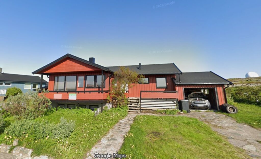 Vårbergveien 20 i Vardø. Foto: Google Maps.
