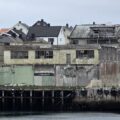 Slik fremstår det tidligere Voie-anlegget fra sjøsiden for hurtigrutepassasjerer og andre besøkende. I forgrunnen sees filetfabrikken, mens kontordelen stikker opp bakenfor. Alle foto: Jan S. Krogh.