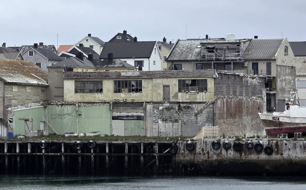 Slik fremstår det tidligere Voie-anlegget fra sjøsiden for hurtigrutepassasjerer og andre besøkende. I forgrunnen sees filetfabrikken, mens kontordelen stikker opp bakenfor. Alle foto: Jan S. Krogh.