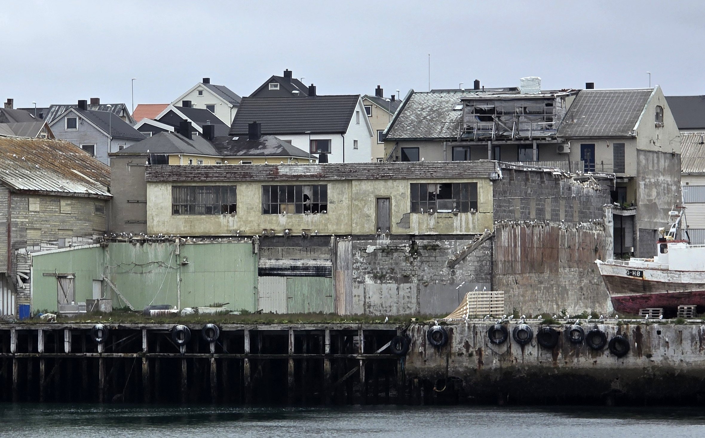 Slik fremstår det tidligere Voie-anlegget fra sjøsiden for hurtigrutepassasjerer og andre besøkende. I forgrunnen sees filetfabrikken, mens kontordelen stikker opp bakenfor. Alle foto: Jan S. Krogh.