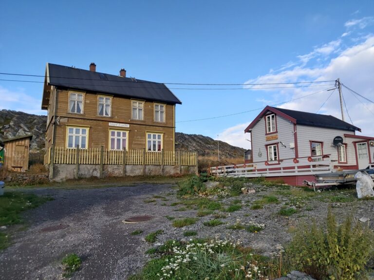 Minner om Grønland: Hamningberg gamle telegrafekspedisjon (til v.) og Larisa-huset. Arkivfoto: Jan S. Krogh.