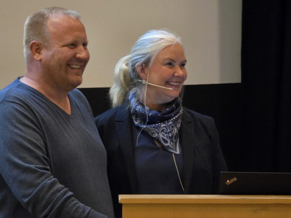 Styremedlem Tor-Erik Labahå og styreleder Susanne Møgster Sperrevik deltok på presentasjonen til Varanger Kjernekraft AS i kultursalen under Pomorfestivalen. Foto: Jan S. Krogh.