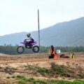 HØYT FLYVENDE: 12 år gamle Emilie Hurthi Hekkilæ har full kontroll og blikket rettet fremover mens hun svever høyt over motocrossbanen. Både hun og storebror Erling (13) bruker mye av fritiden på å jakte fart og spenning på to hjul. Alle foto: Vardø crossklubb.
