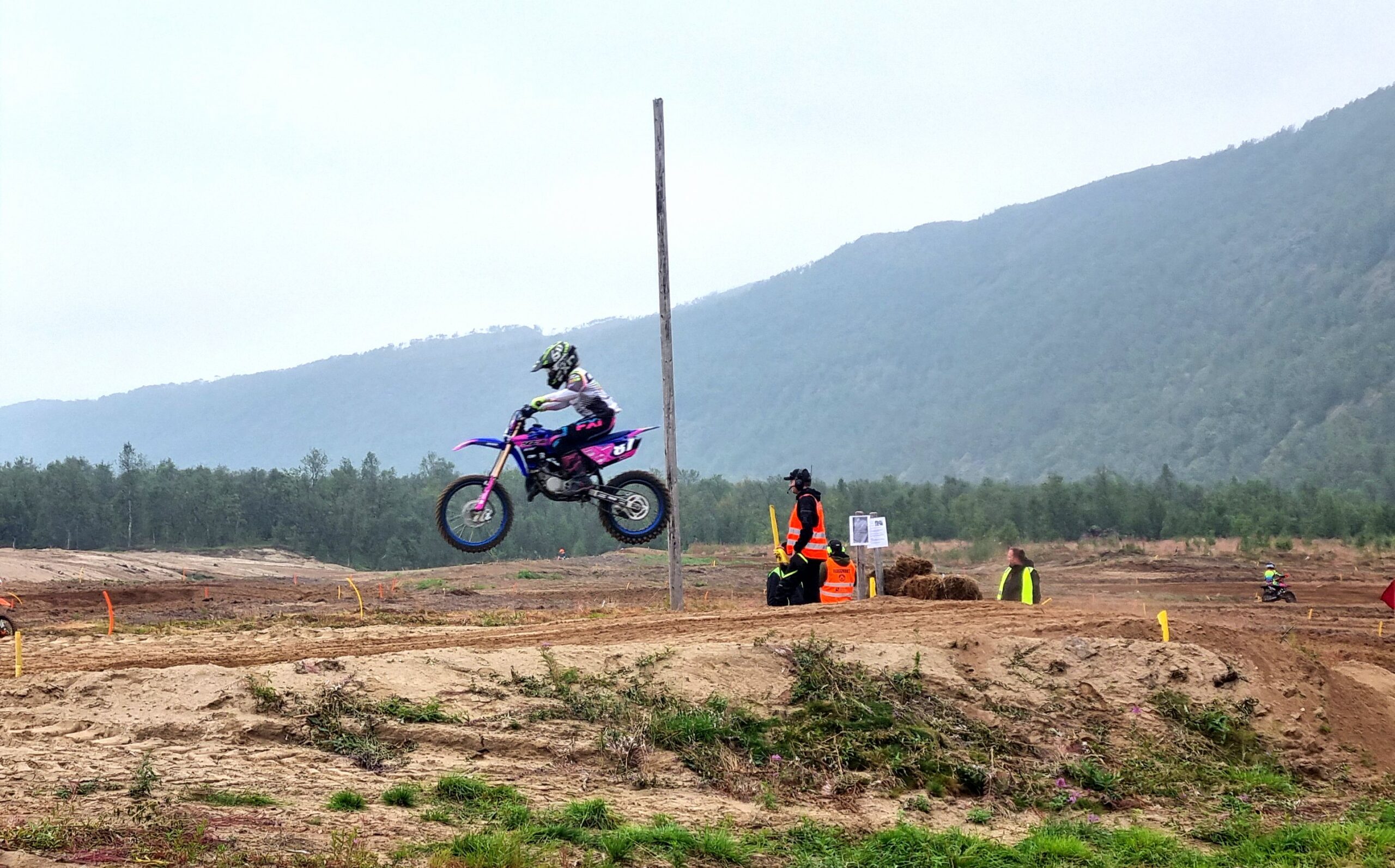 HØYT FLYVENDE: 12 år gamle Emilie Hurthi Hekkilæ har full kontroll og blikket rettet fremover mens hun svever høyt over motocrossbanen. Både hun og storebror Erling (13) bruker mye av fritiden på å jakte fart og spenning på to hjul. Alle foto: Vardø crossklubb.