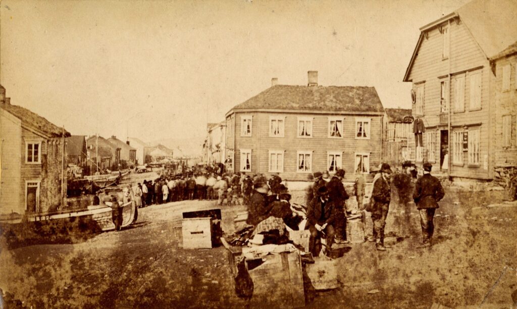 Folkemengde på torget i Strandgata ca 1875. Foto Peder Olsen Næss - Vardø museum