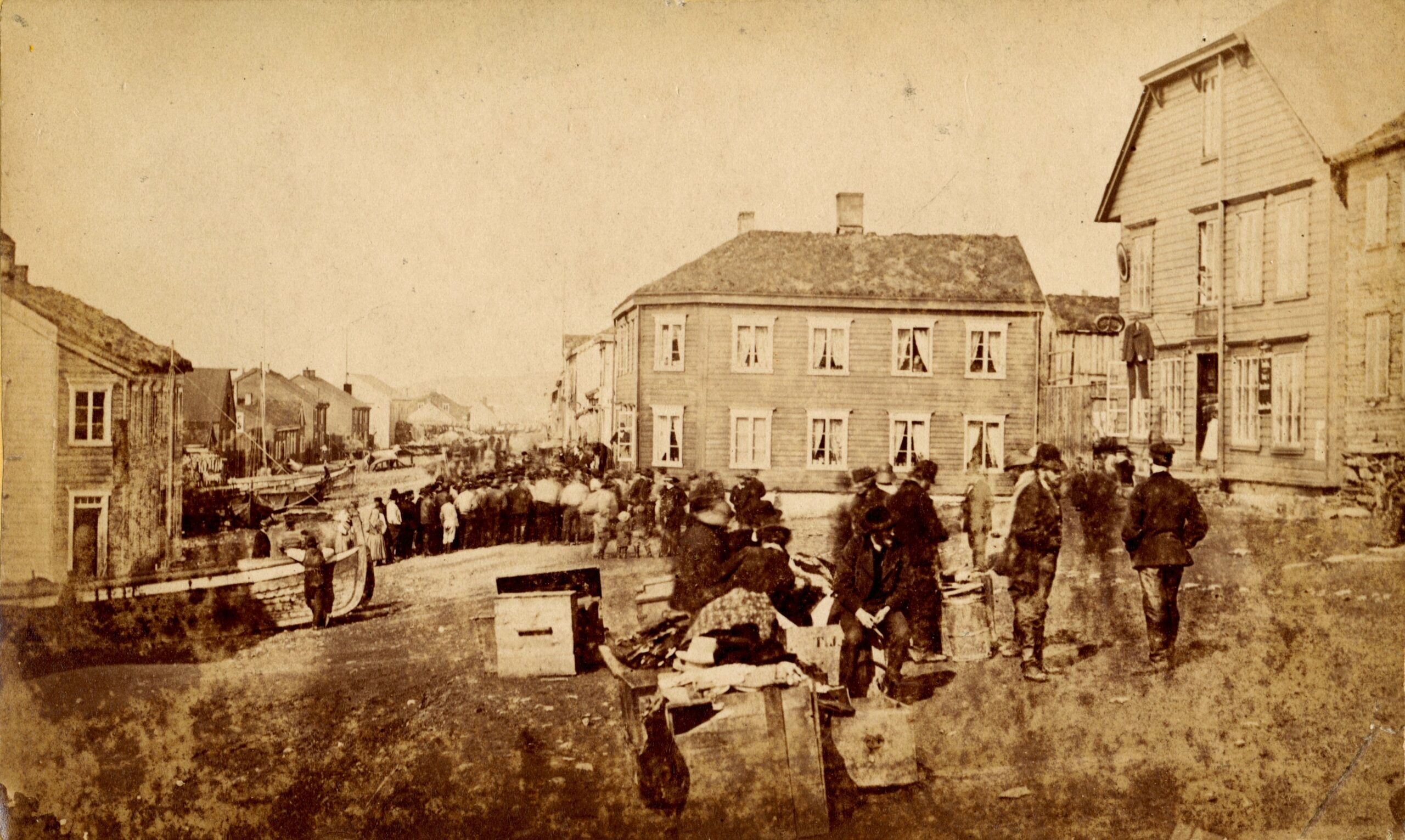 Folkemengde på torget i Strandgata ca 1875. Foto Peder Olsen Næss - Vardø museum