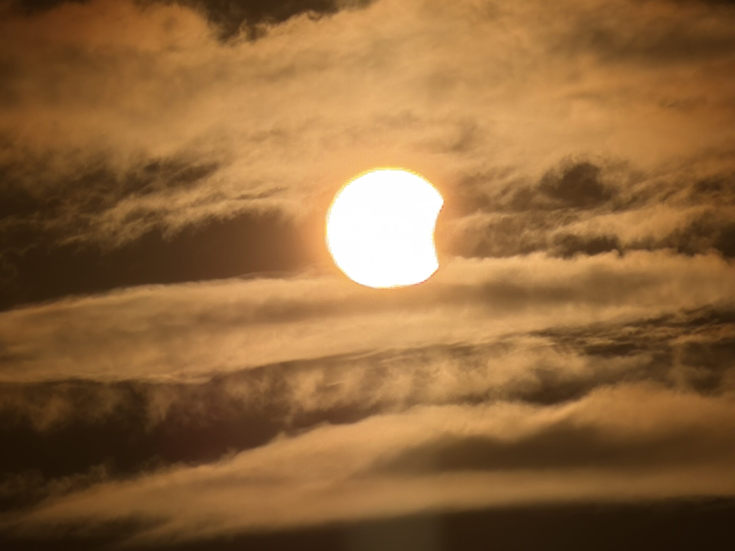 Solformørkelsen startet klokka 18.43 og nådde sitt maksimum kl. 19.36. Alle foto: Anastasiia Frolova.