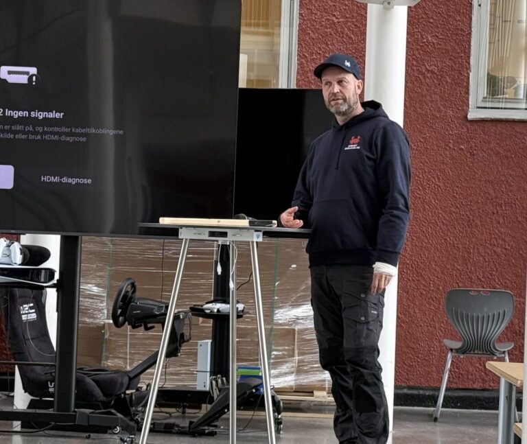 Jarno Gamst Guttorm fortalte om snøkrabbe og det nye bygget på Svartnes. Foto: Anastasiia Frolova.