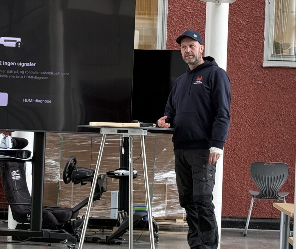 Jarno Gamst Guttorm fortalte om snøkrabbe og det nye bygget på Svartnes. Foto: Anastasiia Frolova.