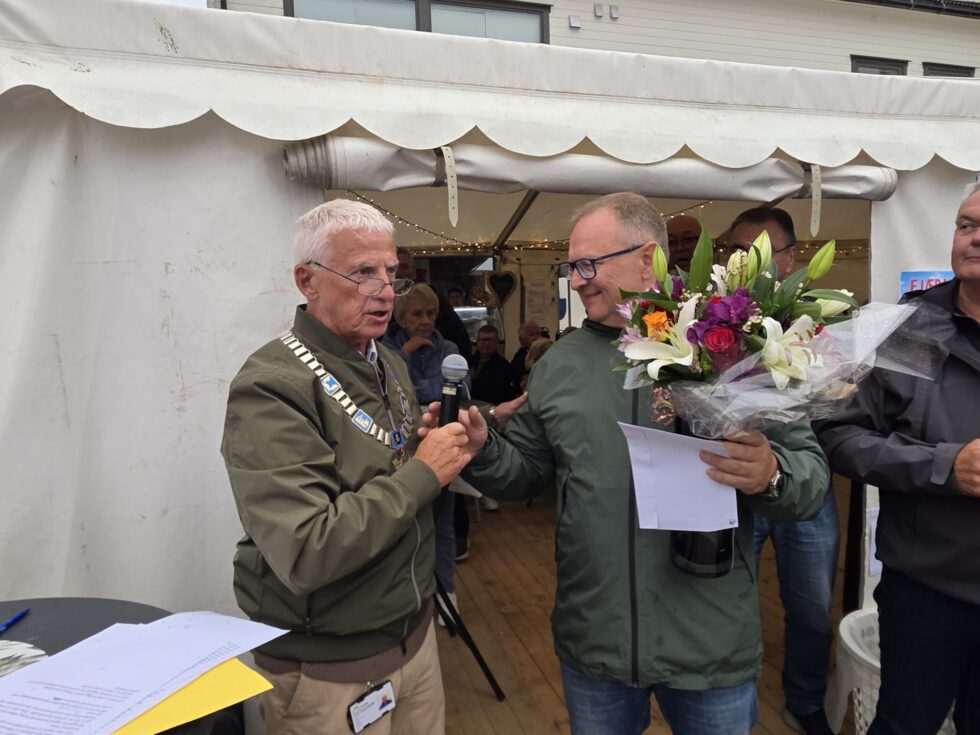 Leder Tom Olav Mentzen i Kiberg bygdelag tok imot kulturprisen på vegne av alle kibergsværinger. Foto: Jan S. Krogh.