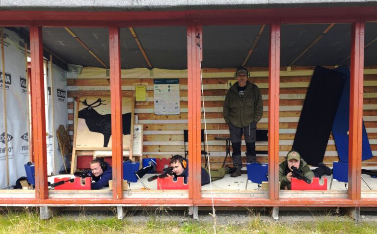August var en travel måned for Vardø skytterlag. Her ser vi fra v. Gunn-Helen Haugen, Tobias Ervik og Dag Andreas Støme. Bak skimtes skyteleder Bjørn Larsen. Alle foto: Jan S. Krogh.