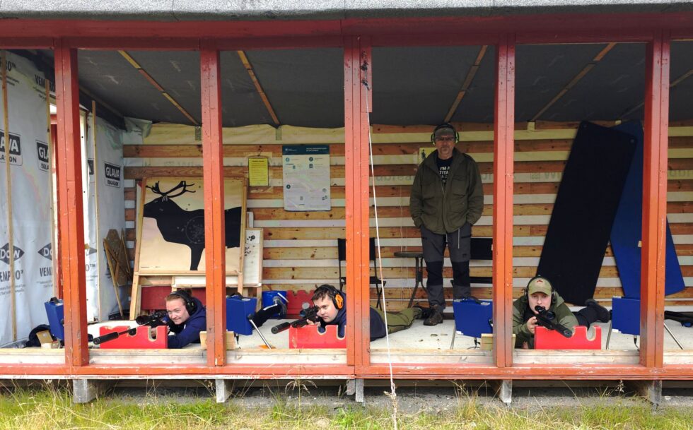 August var en travel måned for Vardø skytterlag. Her ser vi fra v. Gunn-Helen Haugen, Tobias Ervik og Dag Andreas Støme. Bak skimtes skyteleder Bjørn Larsen. Alle foto: Jan S. Krogh.