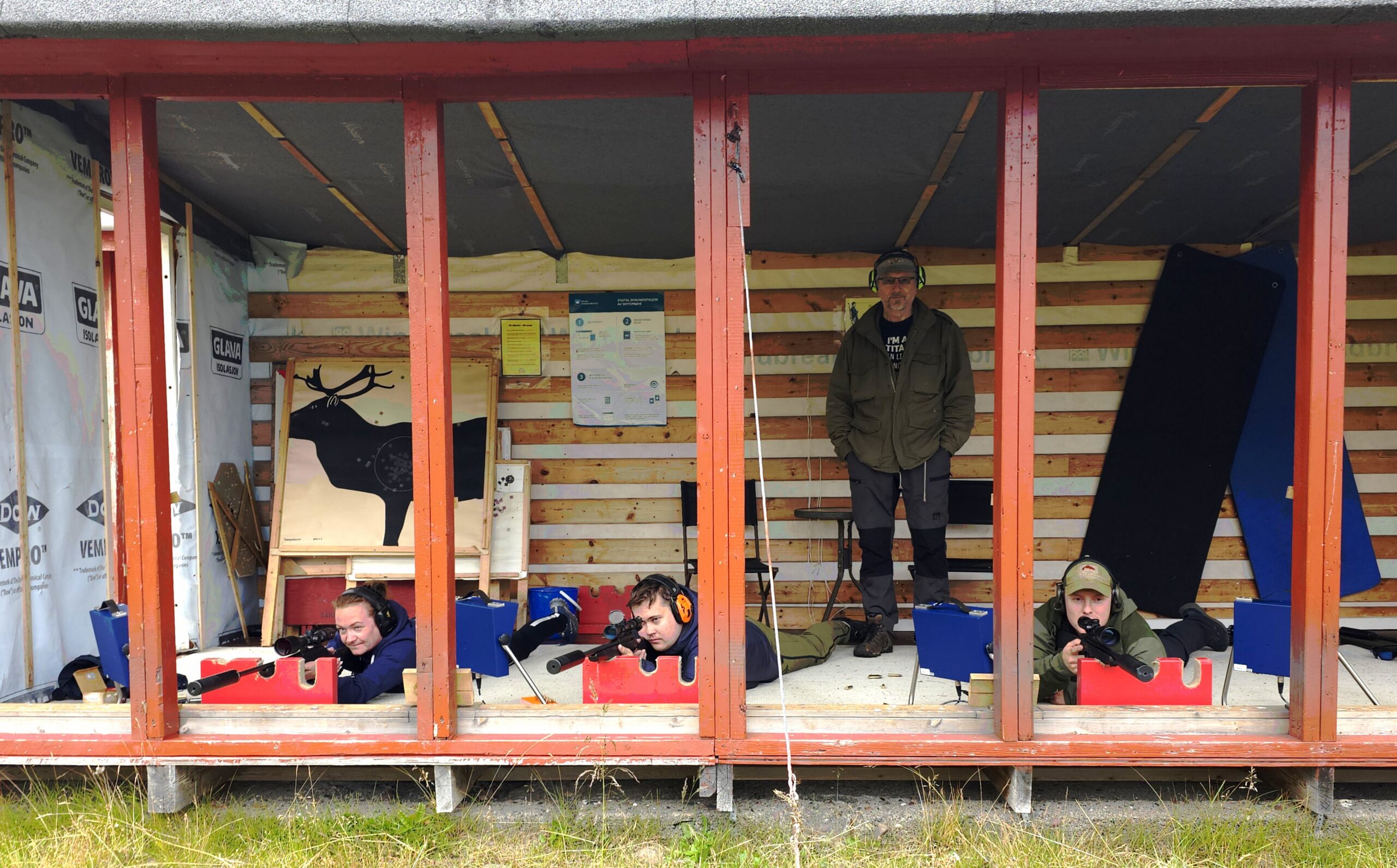 August var en travel måned for Vardø skytterlag. Her ser vi fra v. Gunn-Helen Haugen, Tobias Ervik og Dag Andreas Støme. Bak skimtes skyteleder Bjørn Larsen. Alle foto: Jan S. Krogh.