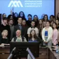 Norske aktivister på et møte med Murmansk-studenter i mars 2026. Skjermdump fra video fra TV-21 Murmansk.