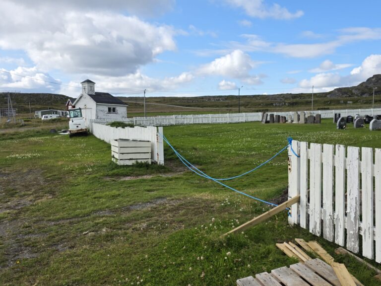 Tau for port ved Kiberg kirkegård. Begge foto: Jan S. Krogh.