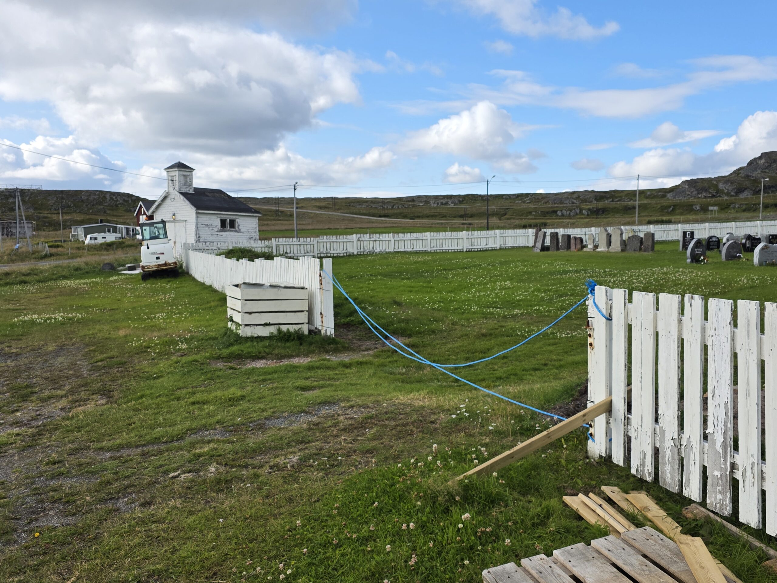 Tau for port ved Kiberg kirkegård. Begge foto: Jan S. Krogh.