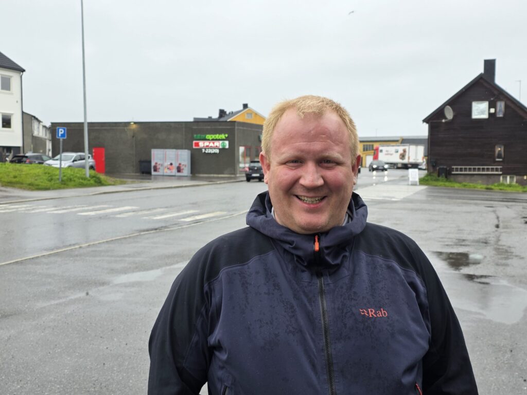 Ordfører Tor-Erik Labahå svarer på spørsmål om Hornøya. Arkivfoto: Jan S. Krogh.