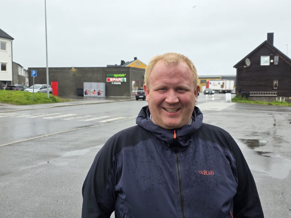 Ordfører Tor-Erik Labahå svarer på spørsmål om Hornøya. Arkivfoto: Jan S. Krogh.