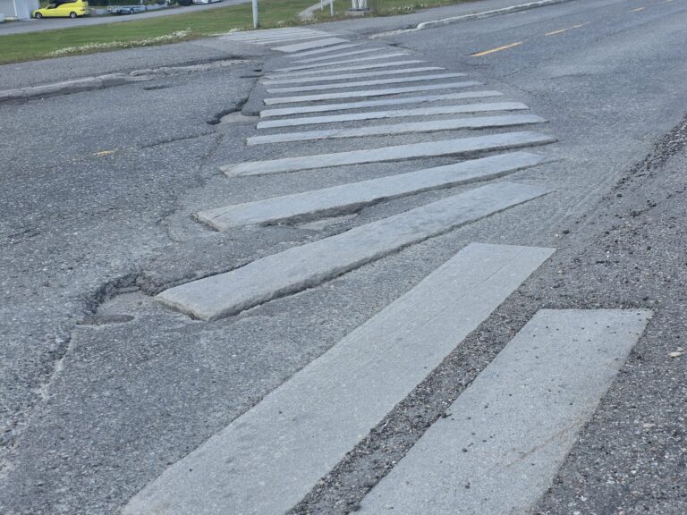 Tusenårsstien der den krysser gater betegnes som direkte trafikkfarlig. Foto: Jan S. Krogh.