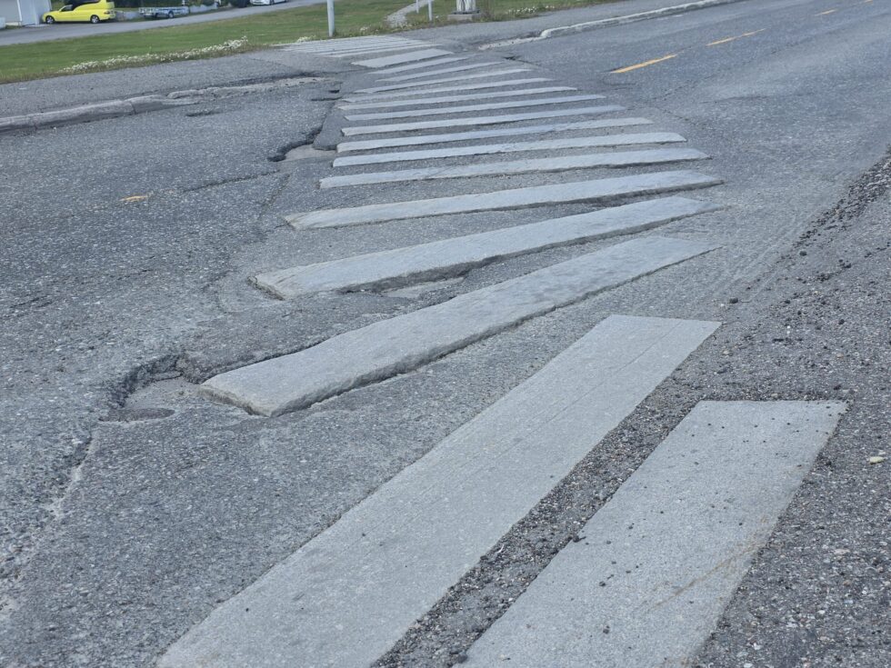 Tusenårsstien der den krysser gater betegnes som direkte trafikkfarlig. Foto: Jan S. Krogh.