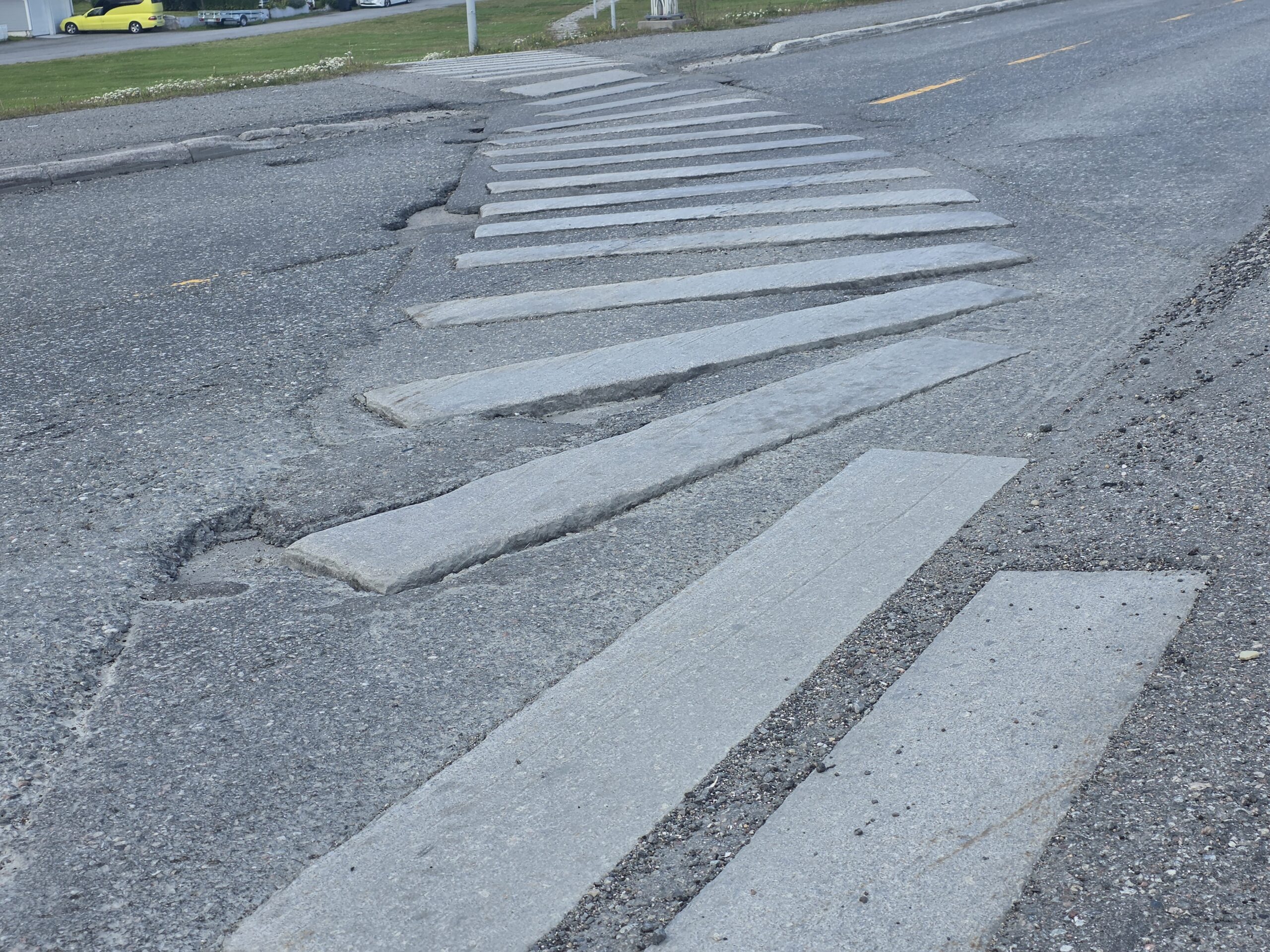 Tusenårsstien der den krysser gater betegnes som direkte trafikkfarlig. Foto: Jan S. Krogh.