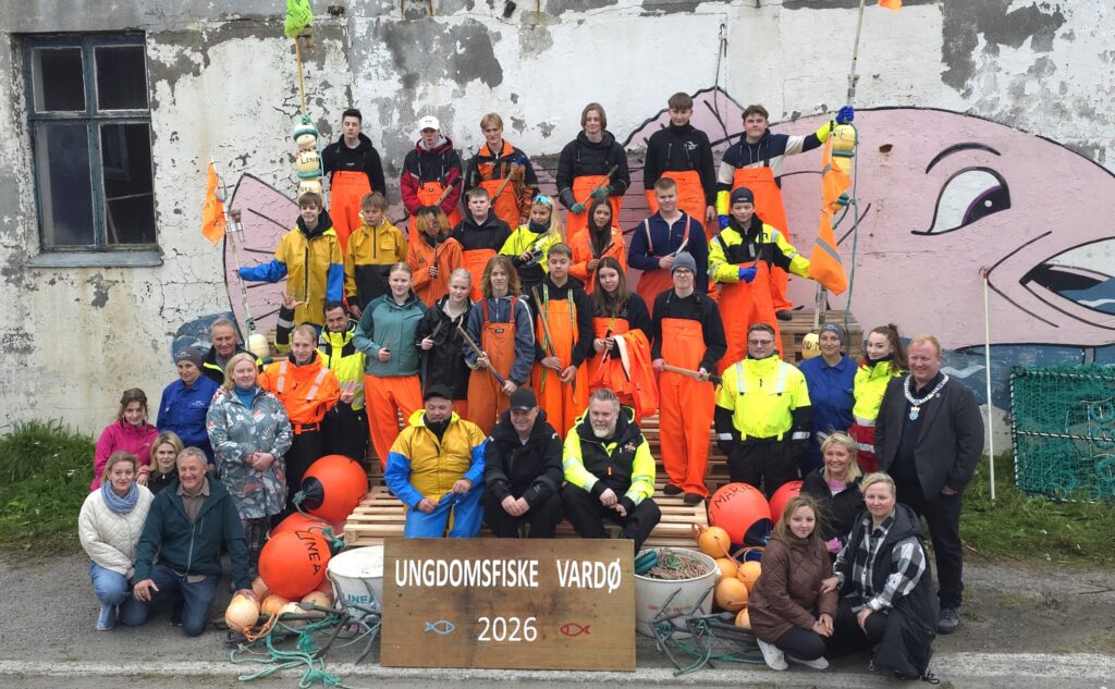 Deltakere i årets ungdomsfiske i Vardø og representanter for apparatet rundt ble foreviget på dette gruppebildet. Alle foto: Jan S. Krogh.