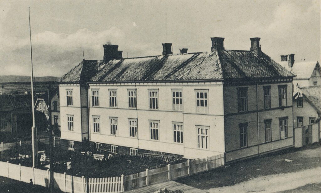 Vardø gamle sykehus i Grønnegata Fra postkort av Olaf Adolf Jakobsen | Vardø museum.