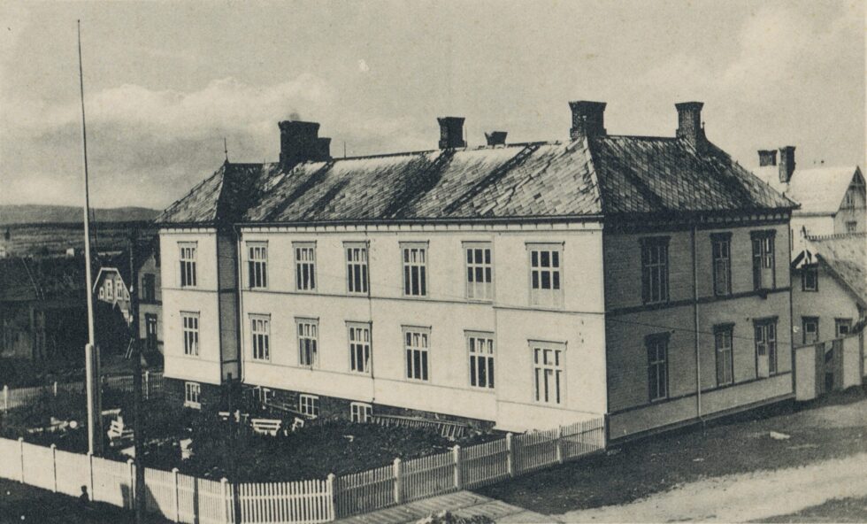 Vardø gamle sykehus i Grønnegata Fra postkort av Olaf Adolf Jakobsen | Vardø museum.
