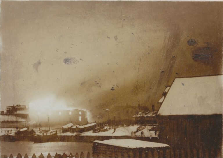Brodtkorbs forretningsgård på Valen brenner i 1898. Foto: John Larsen | Vardø museum.
