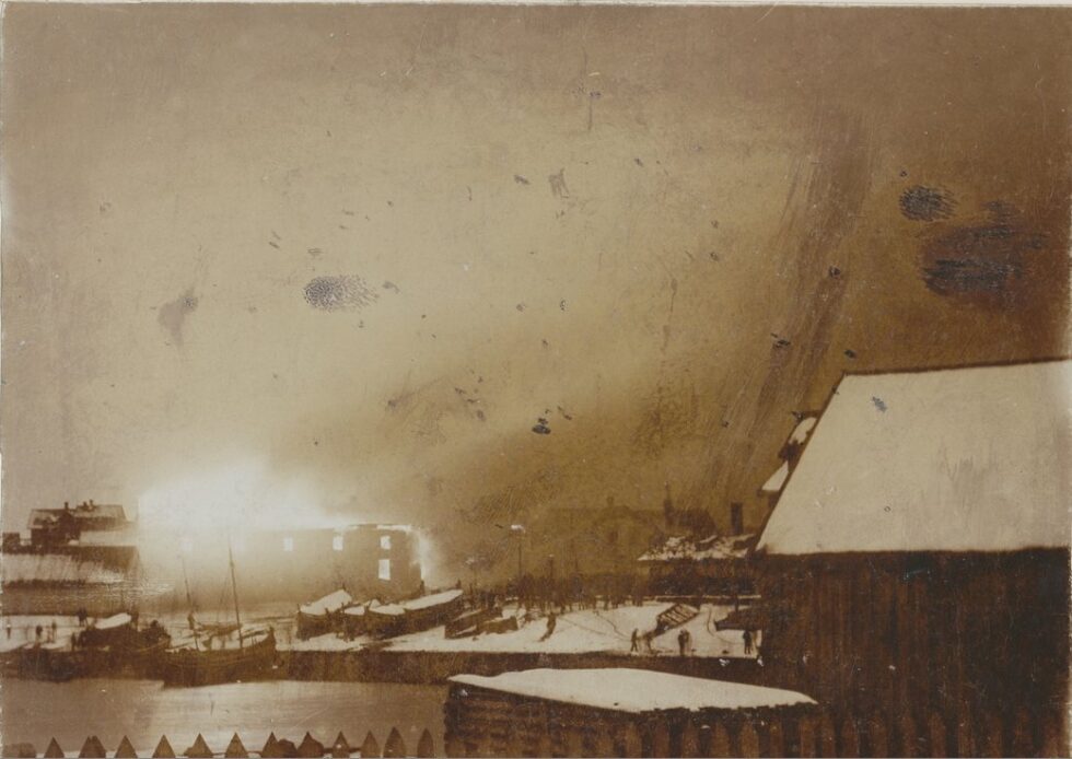 Brodtkorbs forretningsgård på Valen brenner i 1898. Foto: John Larsen | Vardø museum.